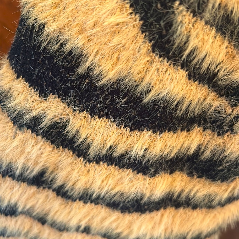 ANIMAL PRINT🐆Super Soft SWEATER🦓 by MAZIK🤎Gently Worn! Size Small Oversized - Picture 6 of 10
